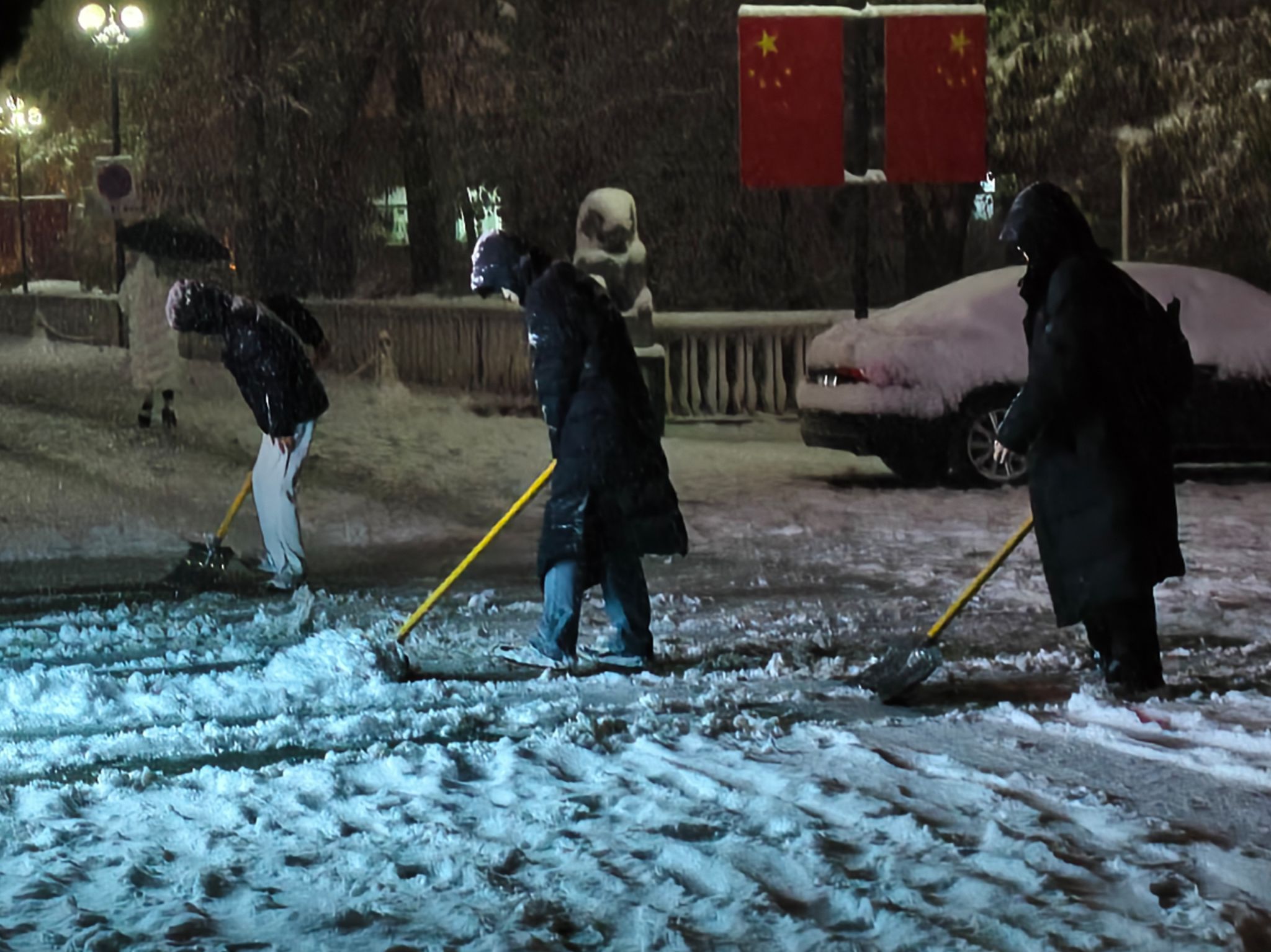 澳门十大赌场排名
学生开展义务扫雪除冰行动
